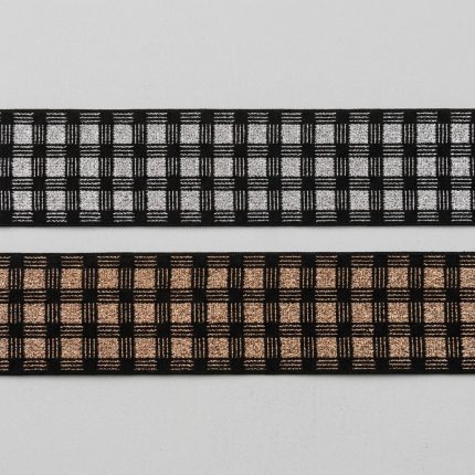 Texte alternatif global (Balise Alt image mise en avant) : Galon élastique fantaisie tissé de 40 mm à motif géométrique échiquier quadrillé noir enrichi de fils métallisés argentés ou bronze, offrant une tension ferme qui ne roule pas pour la confection de ceintures apparentes, jupes, pantalons et accessoires créatifs.