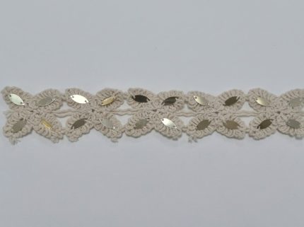 Galon ajouré au crochet en pur coton coloris écru tombé de métier de 40 mm de largeur, constitué d'une rangée simple de motifs géométriques à paillettes navettes métallisées pour la confection d'ourlets, la customisation et les finitions de vêtements.