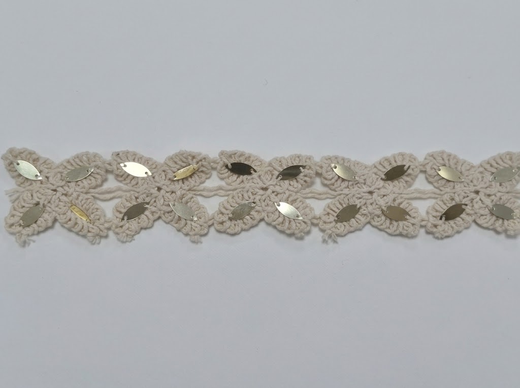 GAL-COT-0000001-40MM Galon ajouré au crochet en pur coton coloris écru tombé de métier de 40 mm de largeur, constitué d'une rangée simple de motifs géométriques à paillettes navettes métallisées pour la confection d'ourlets, la customisation et les finitions de vêtements.