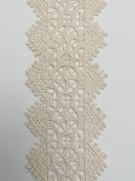Galon en coton macramé ajouré écru tombé de métier de 50 mm à motifs géométriques de rosaces et losanges dentelés pour finitions de vêtements, accessoires et décoration textile.
